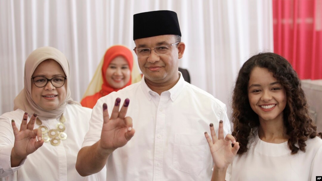 Anies Baswedan bersama istri Fery Farhati Ganis dan anaknya Mutiara setelah memberikan suara mereka dalam pilkada DKI, 13 April 2017.