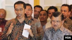 Presiden dan Wakil Presiden terpilih, Joko Widodo dan Jusuf Kalla, saat mengumumkan postur kabinet di rumah Transisi di Menteng, Jakarta Senin 15/9 (foto: VOA/Fathiyah).