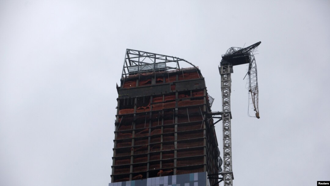  Esta grúa colapsó en Manhattan en un rascacielos en construcción. El peligro es latente por el eventual desplome de la estructura. 