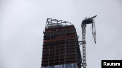  Esta grúa colapsó en Manhattan en un rascacielos en construcción. El peligro es latente por el eventual desplome de la estructura. 