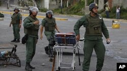 Los mitines en cárceles venezolanas se han vuelto frecuentes. En esta foto, soldados de la guardia nacional intentan contener la protesta en la cárcel El Rodeo I durante el pasado mes de junio. 