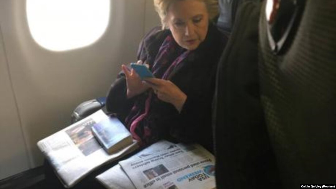 Cựu ứng viên Tổng thống Hillary Clinton lướt nhìn một hàng tít báo viết về vụ email cá nhân của Phó Tổng thống Mike Pence (Reuters) 