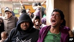 카이로 법원의 판결에 울분을 터트리는 포트사이드 축구팬들.