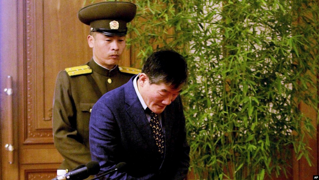 Công dân Mỹ Kim Dong-chul bị Triều Tiên bêu ra trước báo chí ở Bình Nhưỡng hồi 2016.
