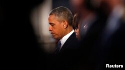 El presidente Barack Obama y la primera dama Michelle Obama oran durante el servicio ecuménico en la Catedral de la Santa Cruz de Boston.