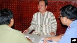 Ông Đinh Đăng Định bị thẩm vấn, và máy tính cá nhân bị khám xét. Theo cáo buộc, những bài viết của ông bác bỏ Đảng Cộng Sản Việt Nam và đạo đức của người sáng lập nhà nước Cộng sản Việt Nam, ông Hồ Chí Minh