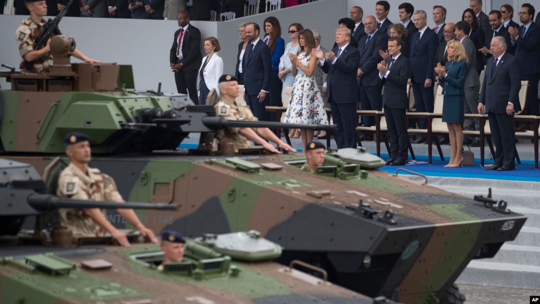 Presiden AS Donald Trump dan ibu negara Melania Trump, menghadiri undangan Presiden Perancis Emmanuel Macron untuk menyaksikan parade militer pada Hari Bastille di Paris, Perancis, 14 Juli 2017. (Foto: dok). 