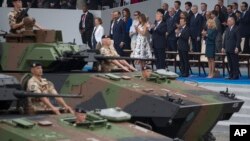 Presiden AS Donald Trump dan ibu negara Melania Trump, menghadiri undangan Presiden Perancis Emmanuel Macron untuk menyaksikan parade militer pada Hari Bastille di Paris, Perancis, 14 Juli 2017. (Foto: dok). 