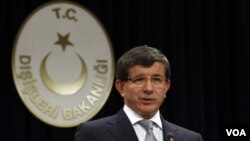 Menlu TurkiAhmet Davutoglu memberikan pernyataan pemerintah Turki di ibukota Ankara soal kekerasan di Suriah (15/8).