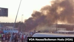 Mutane sun taru a inda Bom ya fashe a tashar motar haya ta Nyanya, kilomita 16 daga tsakiyar birnin Abuja, Najeriya, Afrilu 14, 2014.