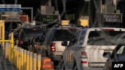 Los autos hacen cola para cruzar a los Estados Unidos en el puerto de cruce de San Ysidro en la frontera entre México y Estados Unidos en Tijuana, Estado de Baja California, México, el 8 de noviembre de 2021. 