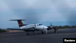 ARCHIVO - La avioneta que habría transportado a Ismael "El Mayo" Zambada y a Joaquín Guzmán López, arrestados en El Paso, Texas, es captada en la pista de un aeropuerto privado en Santa Teresa, Nuevo México, EEUU, el 25 de julio de 2024.