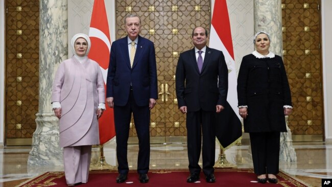 Cumhurbaşkanı Erdoğan ve eşi Emine Erdoğan, Kahire'deki İttihadiye Sarayı'nda Mısır Cumhurbaşkanı Sisi ve eşi Entissar Amer ile birlikte.