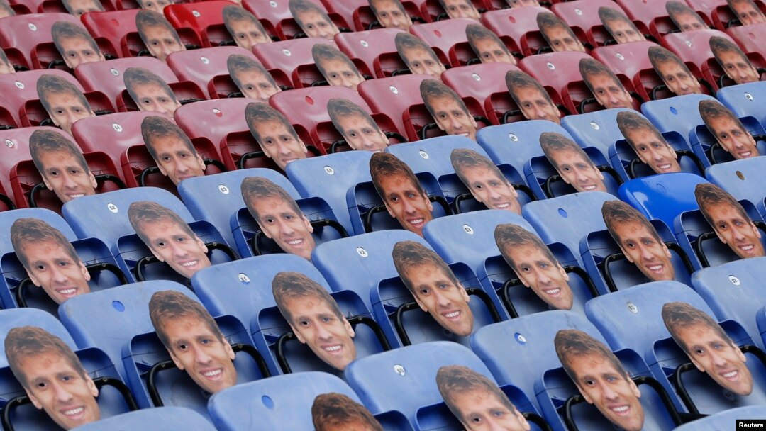Topeng mantan kapten Aston Villa Stiliyan Petrov digantung di kursi sebelum pertandingan Liga Premier Inggris. (Foto: Dok)