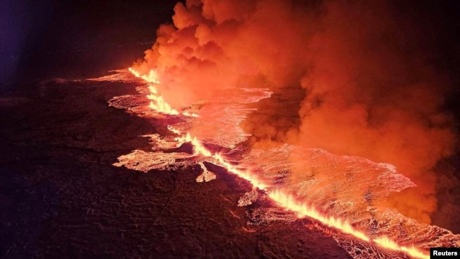 İzlanda'da Grindavik'te patlayan yanardağdan çıkan lavlar çevre kasabaları tehdit ediyor.