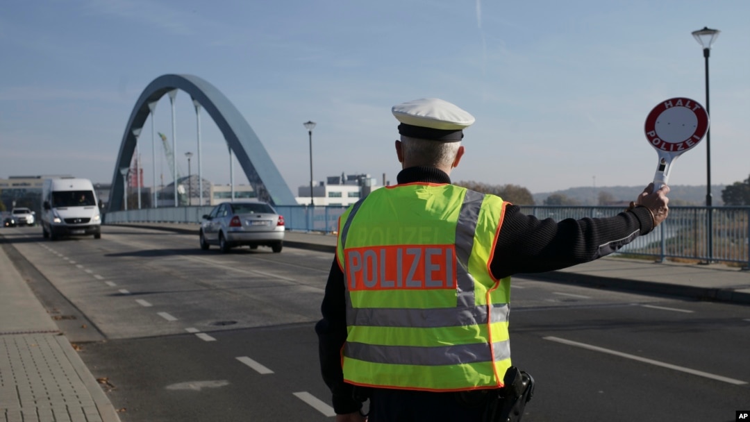 28 Ekim 2021 - Almanya'da polis, Polonya sınırından Almanya'ya geçecek olan bir minibüsü göçmen kontrolü yapmak üzere durdurmaya hazırlanıyor. 