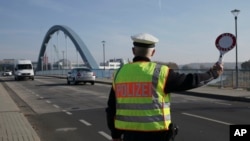 28 Ekim 2021 - Almanya'da polis, Polonya sınırından Almanya'ya geçecek olan bir minibüsü göçmen kontrolü yapmak üzere durdurmaya hazırlanıyor. 