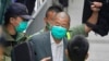 Aktivis dan pengusaha Jimmy Lai (tengah) meninggalkan Pengadilan Banding Terakhir Hong Kong di Hong Kong, 9 Februari 2021. (AP Photo/Kin Cheung, File)