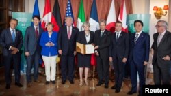 Para pemimpin G-7 usai menandatangani pernyataan bersama "Komunike Taormina" dalam KTT di Taormina, Sicilia, Italia, Jumat (26/5). 