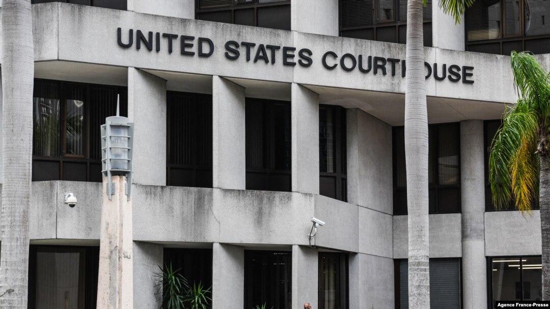 Un guardia de seguridad pasa frente al juzgado federal de EE. UU. C. Clyde Atkins en Miami, Florida, el 20 de enero de 2022, durante la primera comparecencia ante el tribunal del haitiano-chileno Rodolphe Jaar.