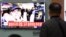 La gente mira una pantalla de televisión con noticias sobre el asesinato del Kim Jong Nam, medio hermano del líder norcoreano Kim Jong Un, en una estación de tren en Seúl, Corea del Sur.