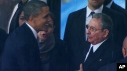 El presidente Obama y Raúl Castro durante el funeral de Nelson Mandela en Sudáfrica. 