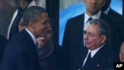 Barack Obama e Raúl Castro no funeral de Nélson Mandela