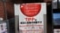 北海道一个町政府内张贴反对TPP的海报，警告TPP会带来医疗、食品安全等方面坏影响。（美国之音特约记者 歌篮）