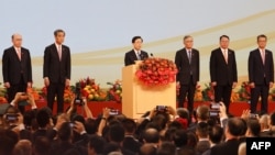 2023年7月1日，香港行政長官李家超（中）在香港舉行的慶祝香港從英國歸還給中國26週年的活動中發表講話。 （法新社照片）