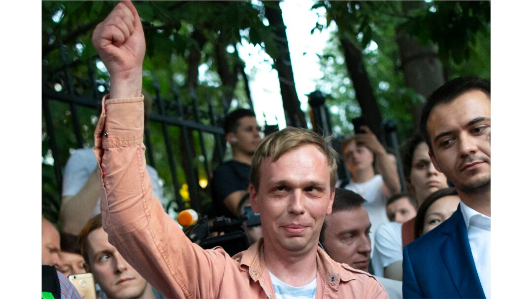 Prominent Russian investigative journalist Ivan Golunov, greets colleagues and his supporters as he leaves an Investigative Committee building in Moscow, June 11, 2019.