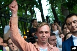 Prominent Russian investigative journalist Ivan Golunov, greets colleagues and his supporters as he leaves an Investigative Committee building in Moscow, June 11, 2019.