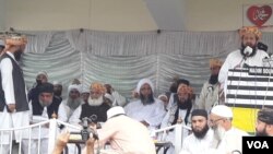 په سکهر کې مولانا فضل الرحمان لاریون ته هم وینا وکړه او ویې ویل د حکمرانانو سره یې سیاسي جنگ شروع کړی دی او د دې جنگ نه به وروسته نشي