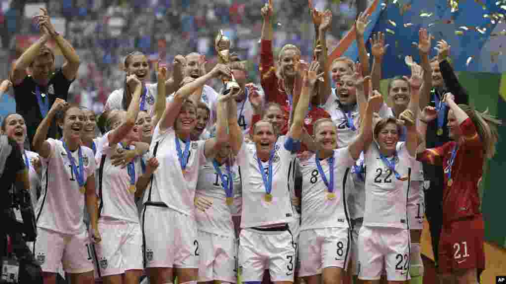 L&#39;équipe nationale féminine des États-Unis célèbre après avoir remporté la Coupe du monde après avoir battu le Japon 5-2 dans le championnat de football de la Coupe du Monde Féminine de la FIFA à Vancouver, Colombie-Britannique, le 5 juillet 2015.