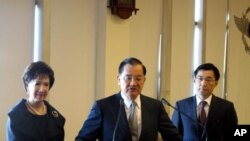 連戰與夫人連方瑀啟程出席APEC，右為新聞局長江啟臣