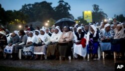 Le public attend le pape pour la messe à l'université de Nairobi, 26 nov. 2015. (AP Photo/Ben Curtis)