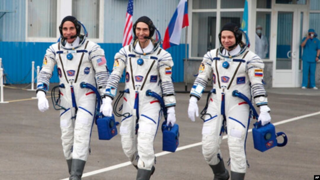 Astronot NASA Chris Cassidy (kiri) dan dua astronot dari Badan Antariksa Rusia (Roscosmos), Anatoly Ivanishin (tengah) dan Ivan Vagner, berjalan menuju Pesawat Soyuz MS-16 di kosmodrom Baikonur, Kazakhstan, 9 April 2020. 