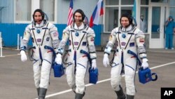 Astronot NASA Chris Cassidy (kiri) dan dua astronot dari Badan Antariksa Rusia (Roscosmos), Anatoly Ivanishin (tengah) dan Ivan Vagner, berjalan menuju Pesawat Soyuz MS-16 di kosmodrom Baikonur, Kazakhstan, 9 April 2020. 