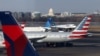 Sebuah pesawat JetBlue mendarat Bandara Nasional Ronald Reagan Washington di Arlington, Virginia, sementara tampak pesawat United Airlines, American Airlines, dan Delta Airlines, 25 Januari 2025. (Foto: Jim Urquhart/Reuters)