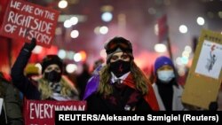 Aksi unjuk rasa menentang larangan aborsi di Warsawa, Polandia, 29 Januari 2021. (REUTERS / Aleksandra Szmigiel)