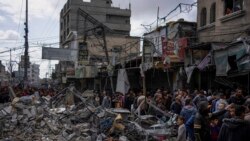 Sejumlah warga Palestina memeriksa kerusakan yang ditimbulkan akibat serangan Israel di Rafah, Jalur Gaza, pada 4 Maret 2024. (Foto: AP/Fatima Shbair)