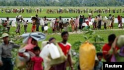 'Yan Rohingya dake ficewa daga Myanmar suna kan hanyar zuwa kasar Bangladesh