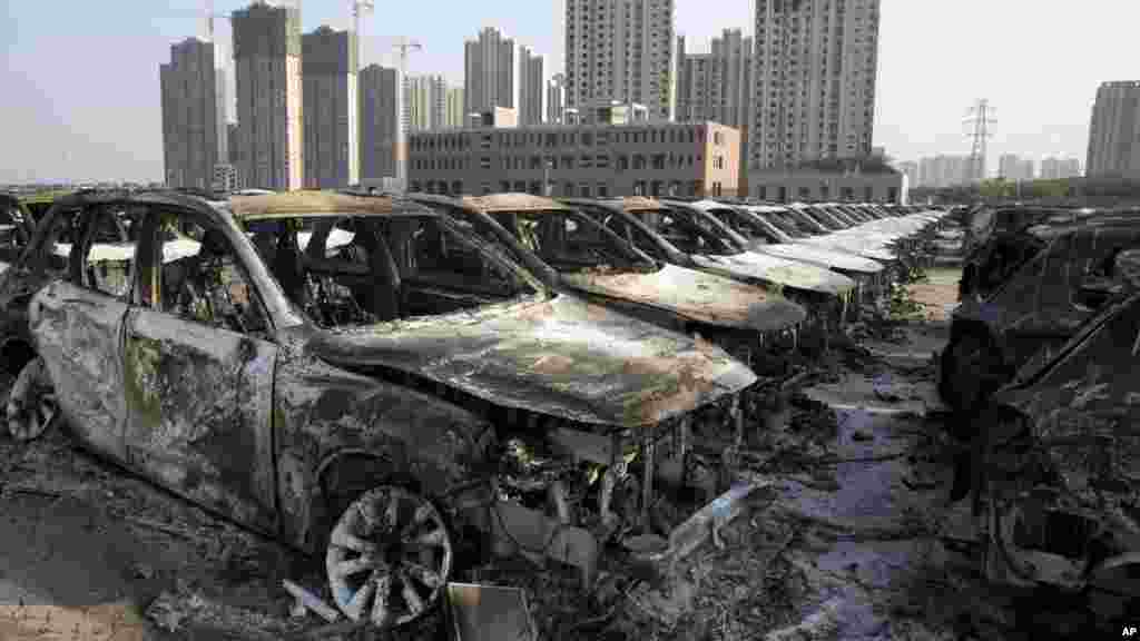 Des voitures brûlées après des explosions dans le district de Binhai de Tianjin, 13 août 2015.