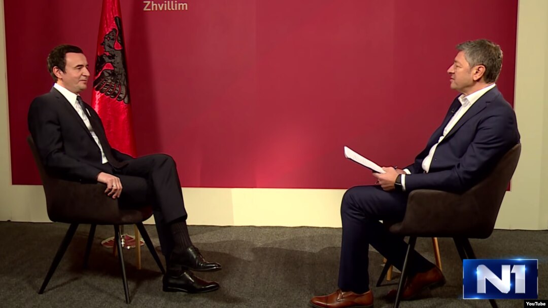 Predsednik Samoopredeljenja, Aljbin Kurti, u razgovoru sa novinarom Jugoslavom Ćosićem, tokom intervjua za Televiziju N1 emitovanog 6. novembra 2019, u Prištini, Kosovo. (Foto: YouTube kanal N1)
