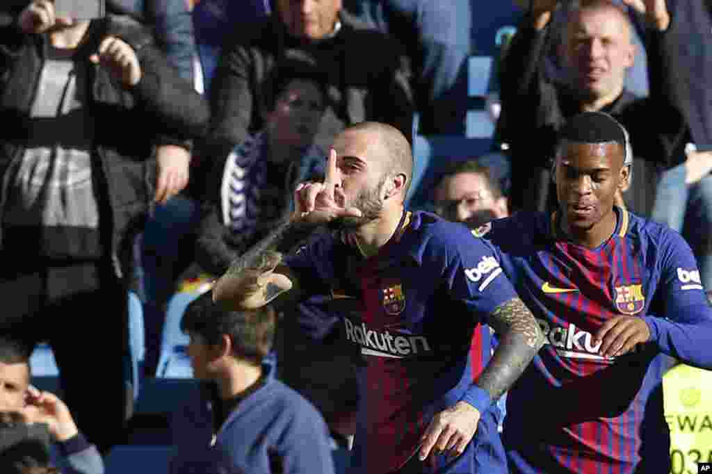 Le Barcelonais Aleix Vidal célèbre après avoir marqué le 3e but pour son équipe lors d&#39;un match de football entre le Real Madrid et Barcelone au stade Santiago Bernabeu de Madrid, Espagne, le 23 décembre 2017.