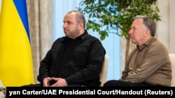 资料照片：乌克兰国防部长乌梅罗夫(左)与美国特使威特科夫出席由阿联酋主办的美俄乌三边会谈。(2026年1月23日)