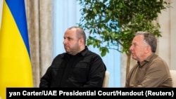 지난 1월 23일 루스템 우메로프 우크라이나 국가안보국방위원회 서기와 스티브 위트코프 미국 특사가 아랍에미리트(UAE) 아부다비 알 샤티 궁전에서 셰이크 모하메드 빈 자이드 알 나흐얀 UAE 대통령(사진에 없음) 및 미국·러시아·우크라이나 3자 회담 대표단장들과 회동하고 있다.
