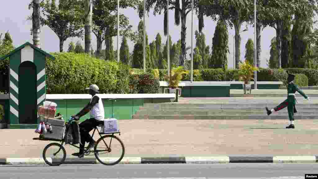 Wani mai mai tuka keke ya wuce Soja yana maci a dandalin Eagle Square dake Abuja.