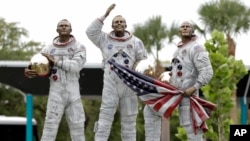 Estatua de los astronautas del Apolo 11, de izquierda a derecha, Michael Collins, Neil Armstrong y Buzz Aldrin en el Centro de Visitantes del Centro Espacial Kennedy.
