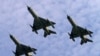 Pesawat jet tempur MIG 21 Angkatan Udara India (IAF) terlihat mengudara saat parade di pangkalan udara di Tezpur, India, Jumat, 21 November 2014. (Foto: AP)