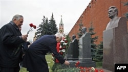 Коммунисты в Москве возлагают цветы к памятнику Леонида Брежнева, 18 декабря 2006 года